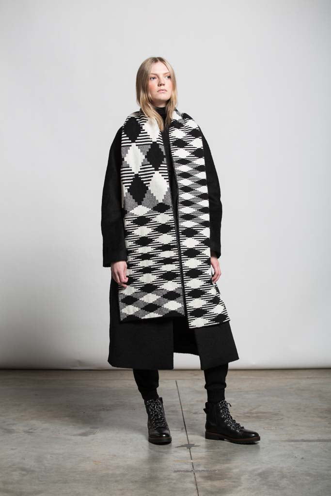 ARGYLE BLANKET SCARF BLACK WHITE - GREEN THOMAS